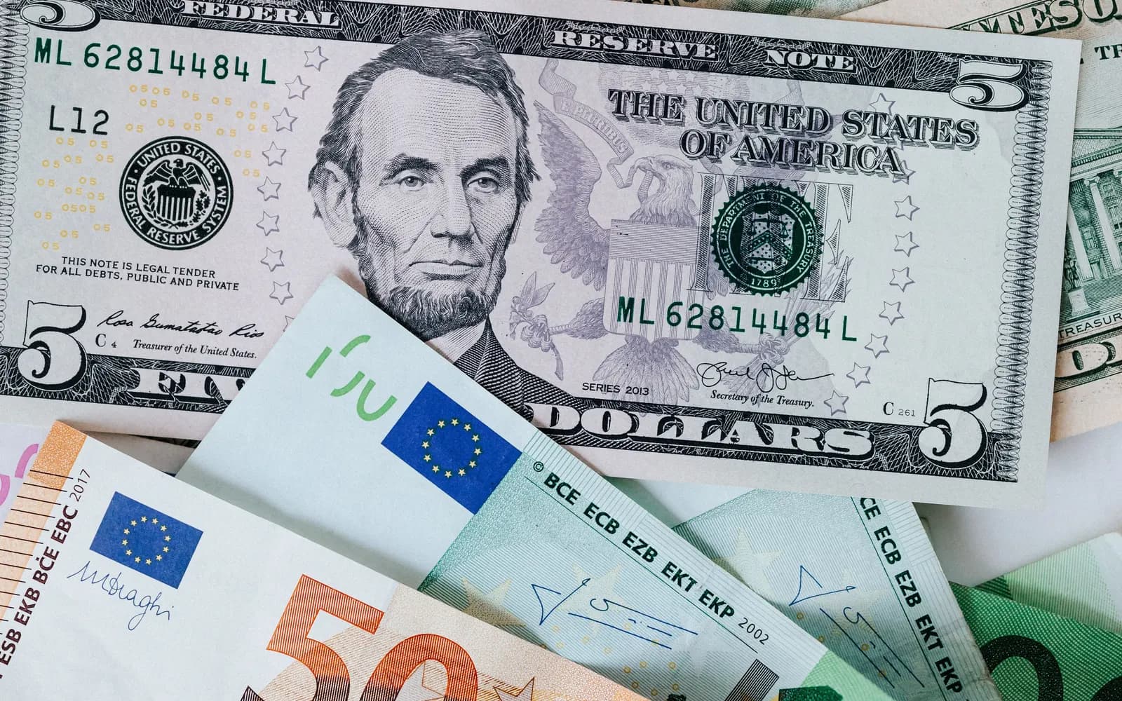 Billetes de dólar y de euro