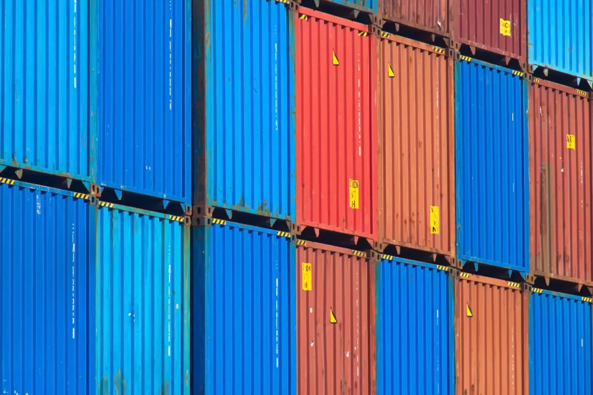 Contenedores apilados en una terminal