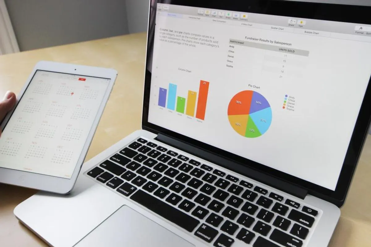 Portátil con gráficos de datos en pantalla