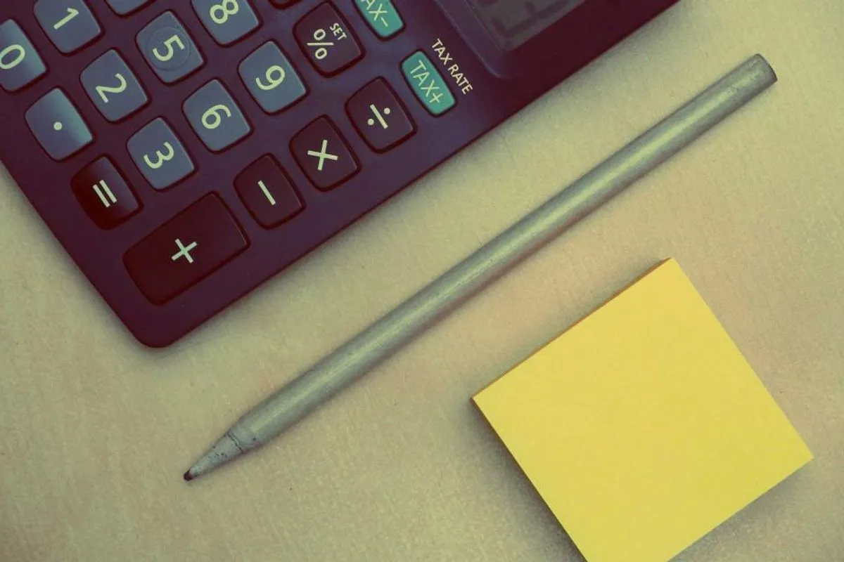 Calculadora y bolígrafo sobre una mesa