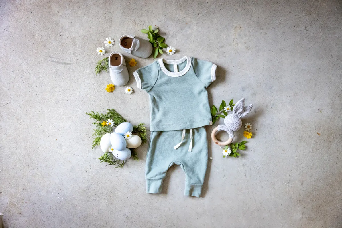 Conjunto de bebé de camiseta y pantalón a juego