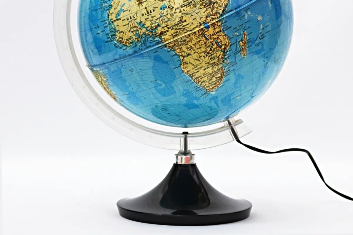 Globo terráqueo sobre una base