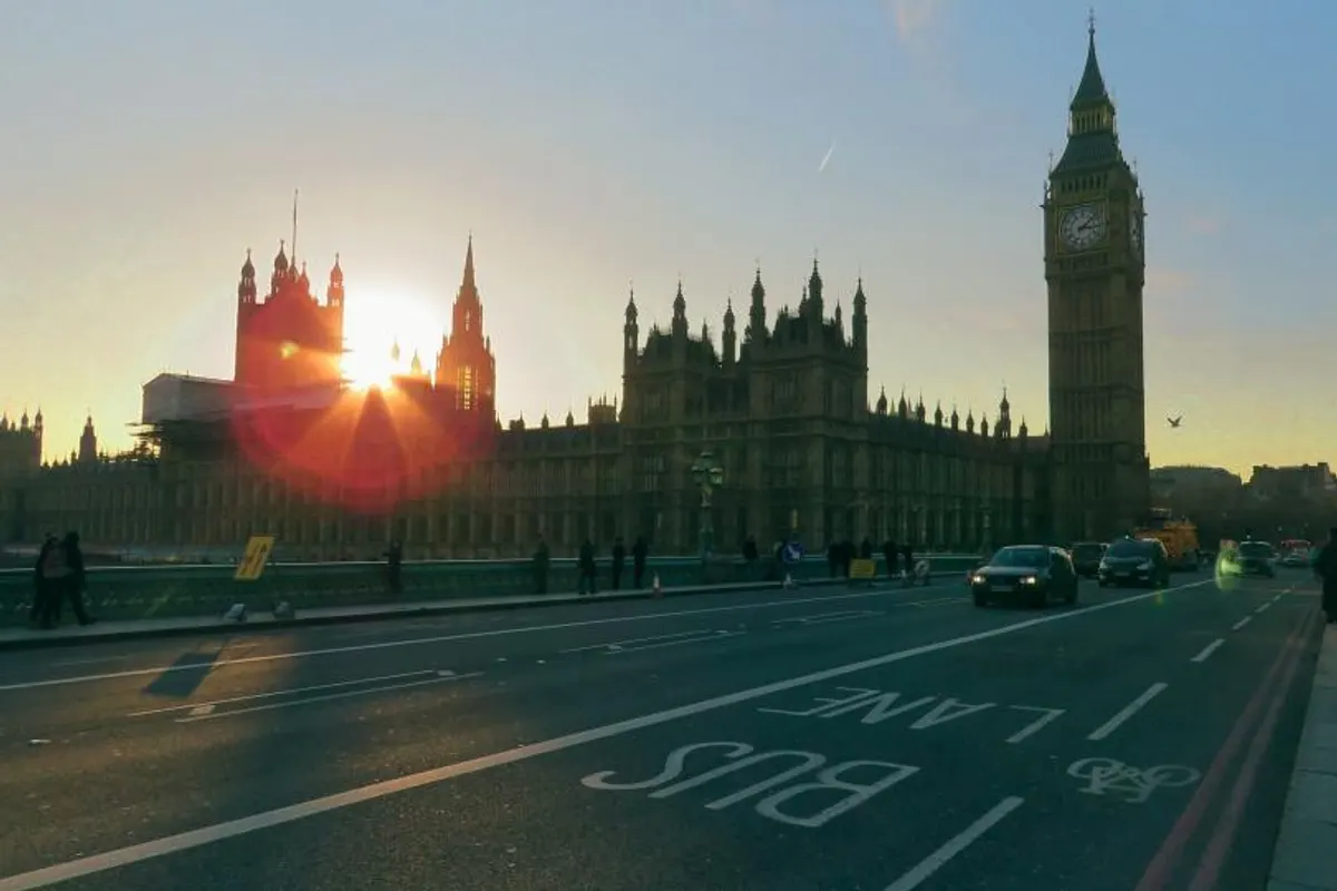 Parlamento británico y Big Ben al atardecer