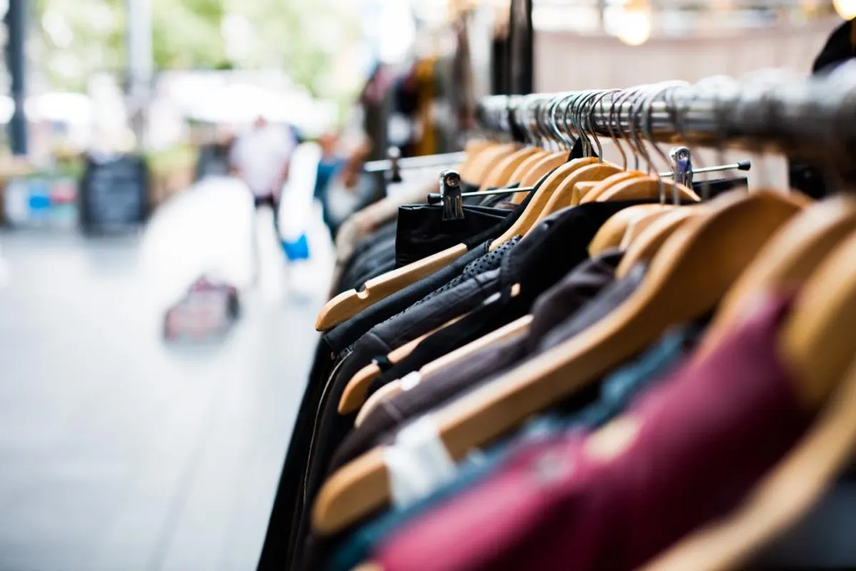 Prendas en una tienda de ropa