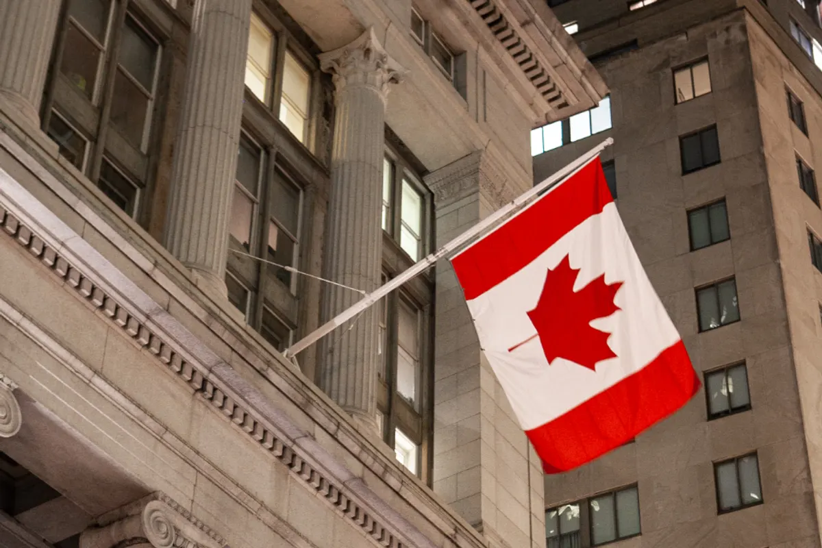 Bandera de Canadá en la fachada de un edificio