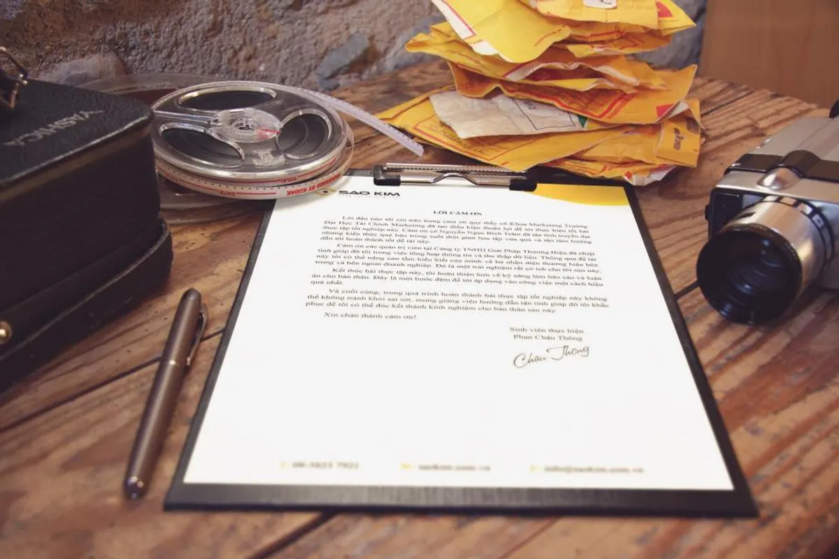 Documento en una carpeta sobre una mesa de trabajo