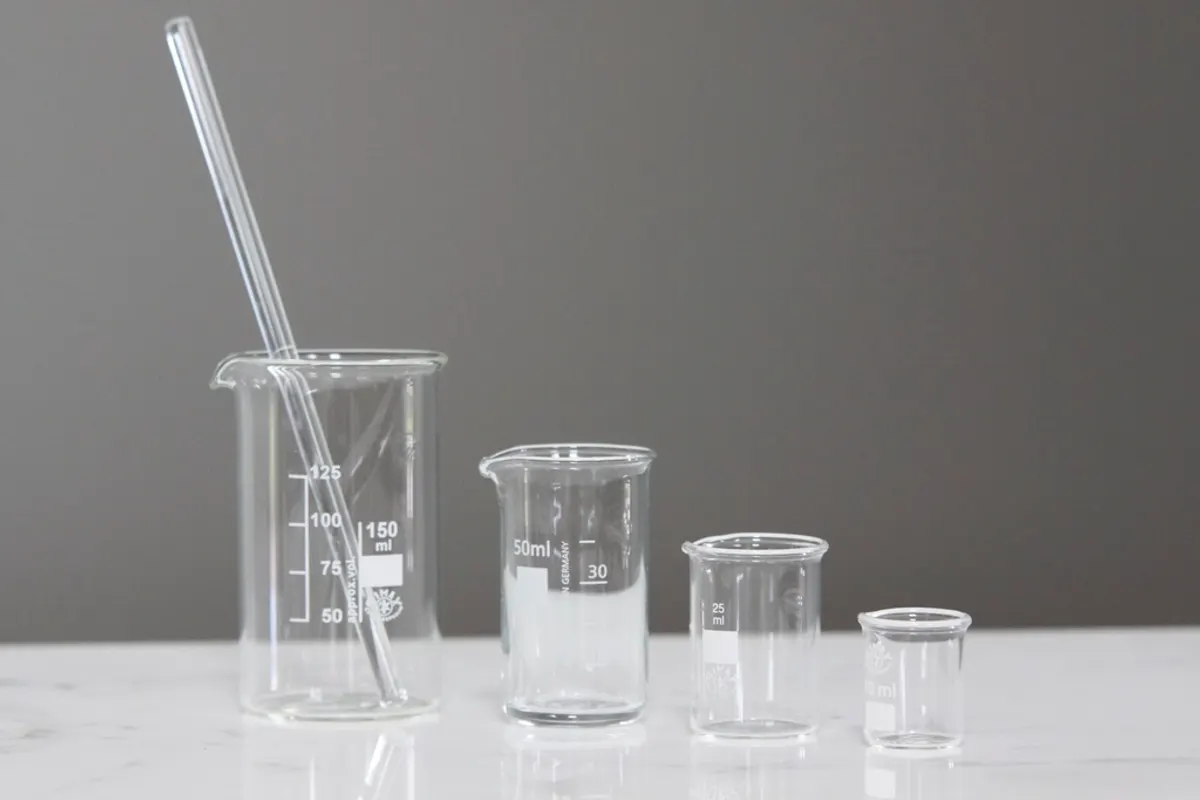 Vasos de precipitado de vidrio sobre una mesa