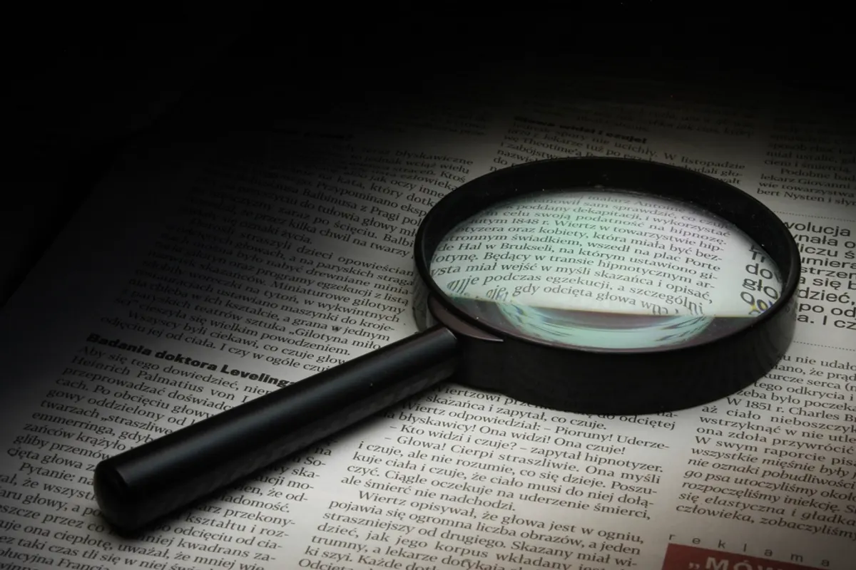 Lupa sobre un texto impreso