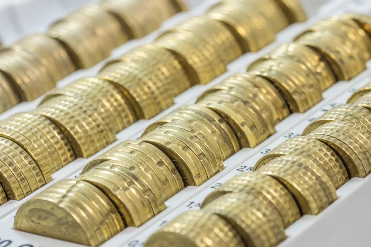Monedas apiladas en un cajón