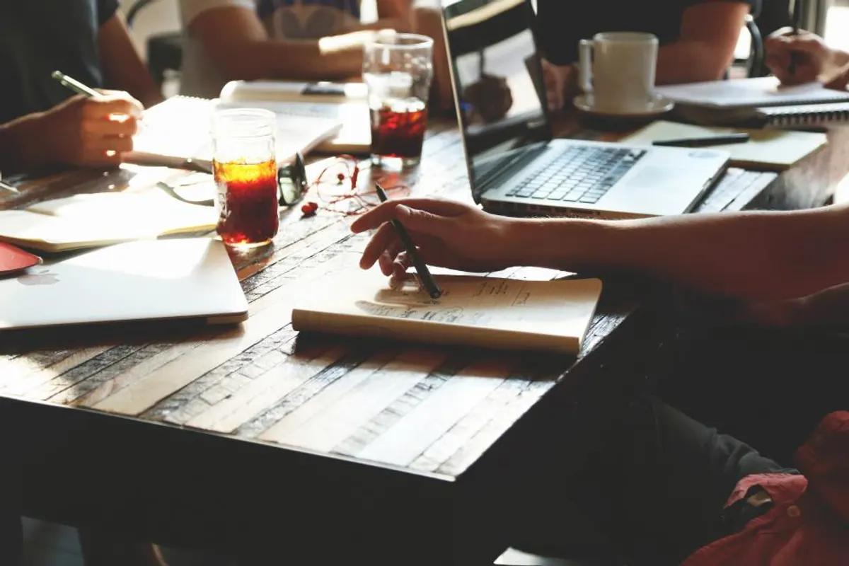 Mesa de trabajo con cuadernos y portátiles