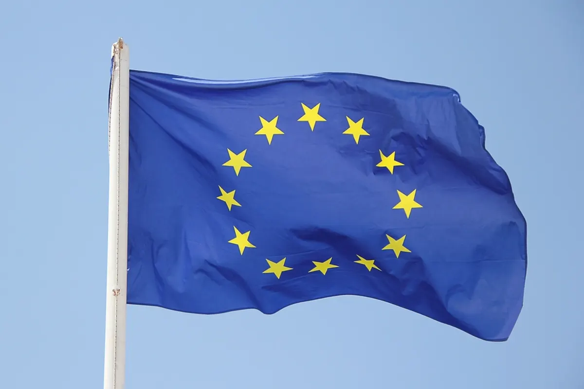 Bandera de la Unión Europea ondeando