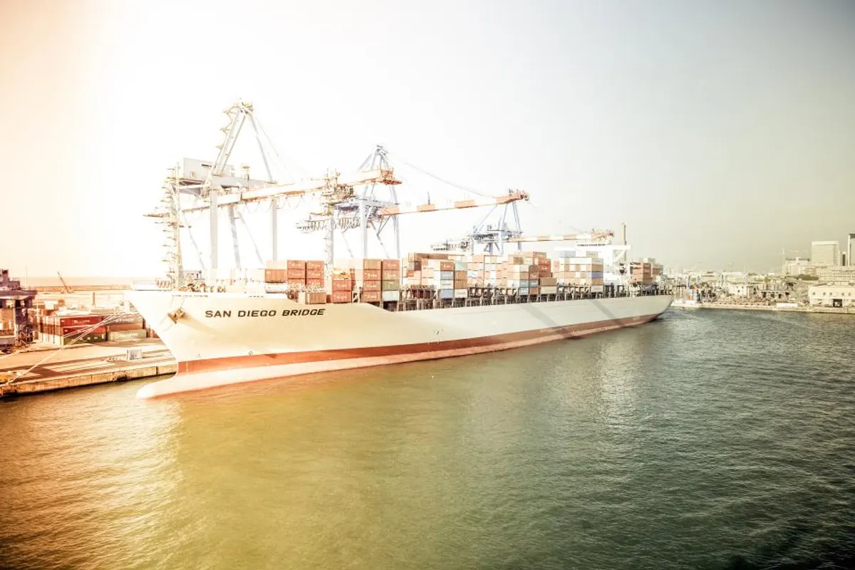 Buque portacontenedores atracado junto a grúas de puerto