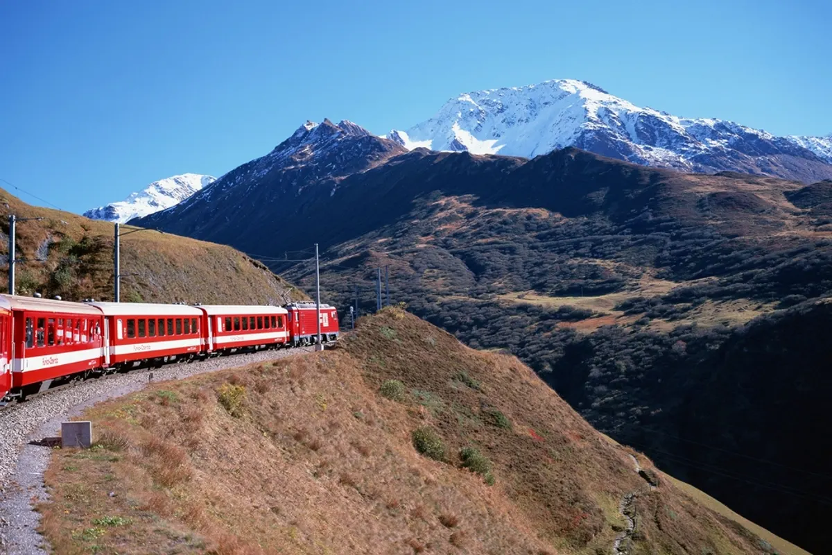 Tren rojo atravesando las montañas suizas