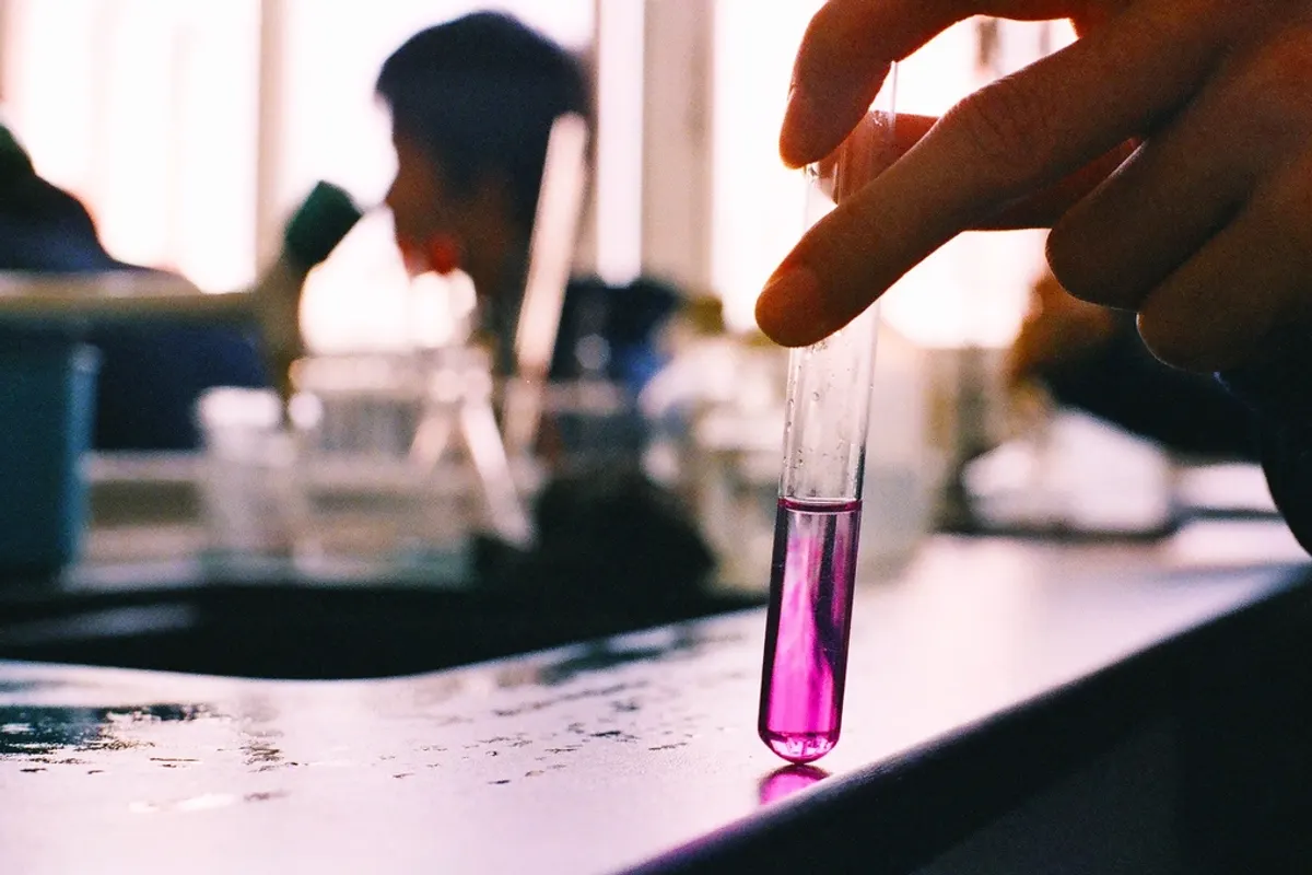 Tubo de ensayo con un líquido en un laboratorio