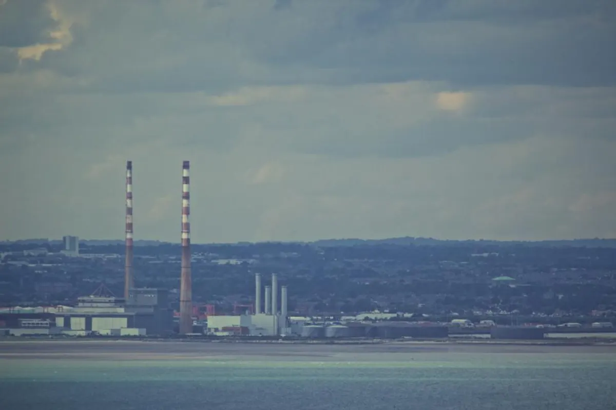 Chimeneas industriales junto al mar