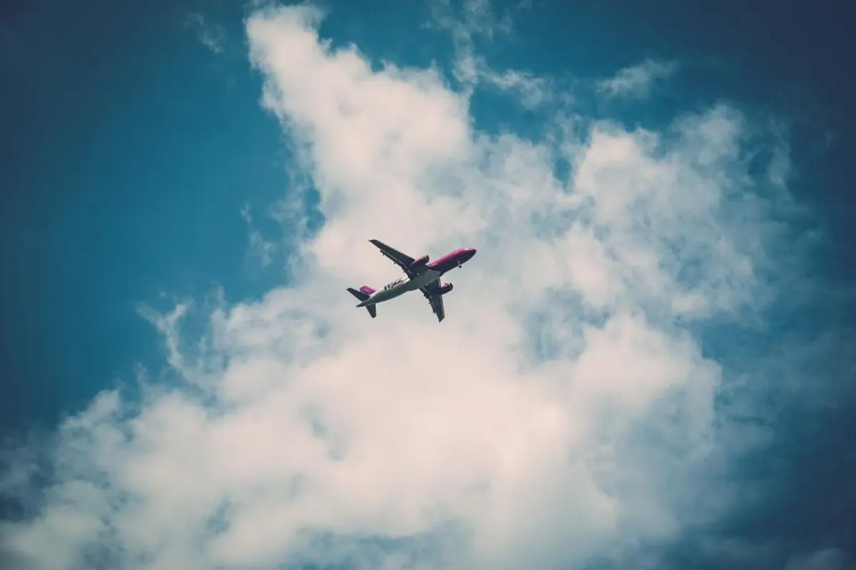 Avión de carga cruzando el cielo