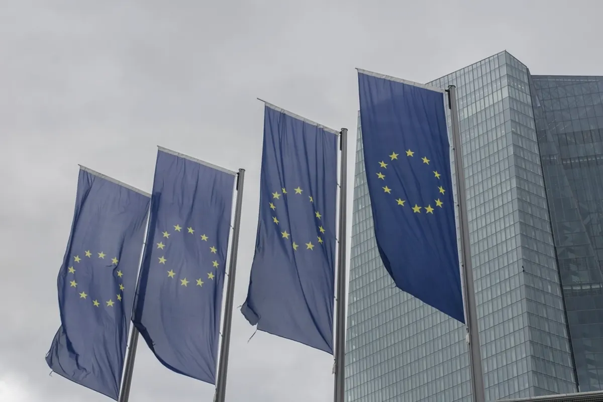 Banderas de la Unión Europea frente a un edificio