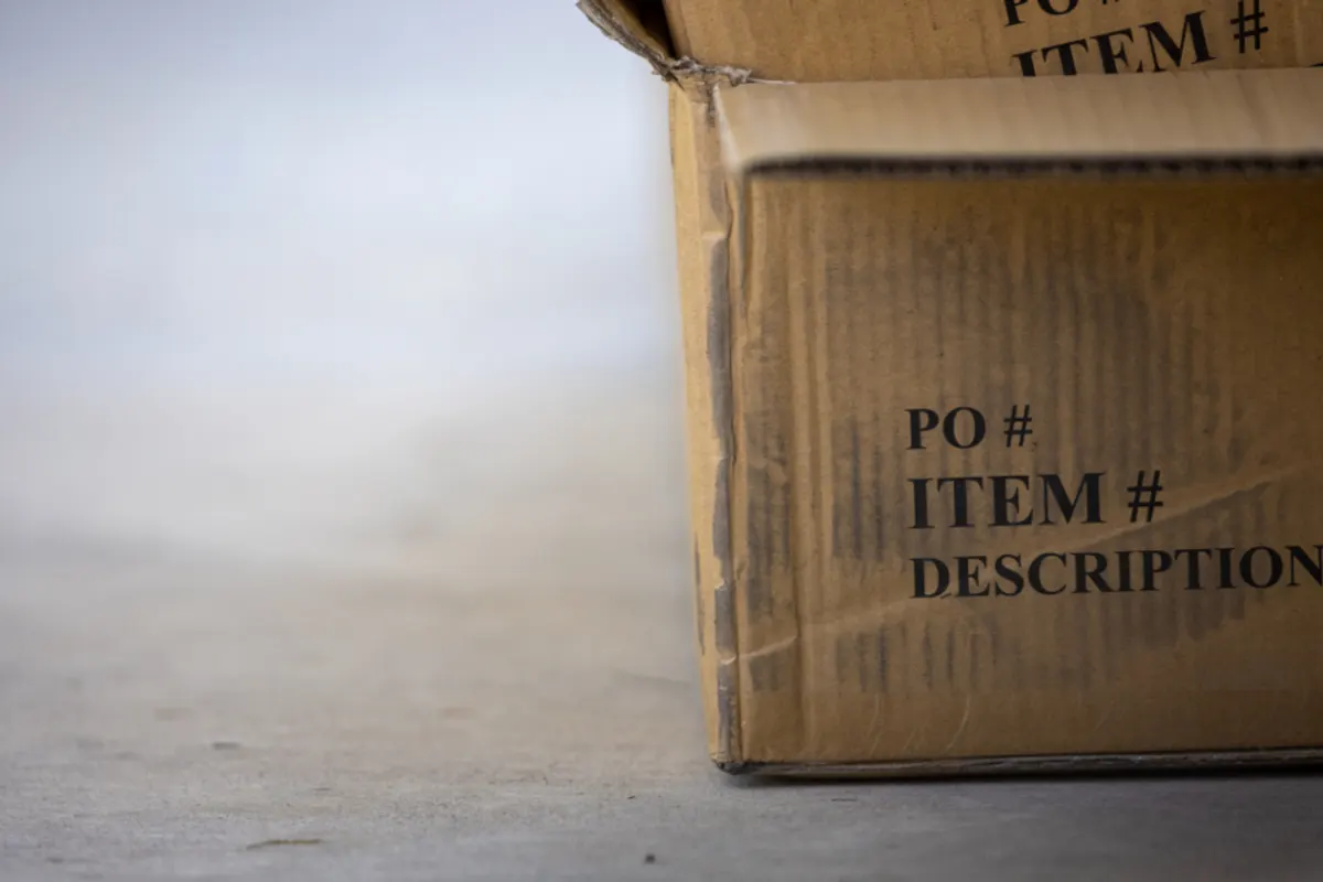 Caja de cartón con los campos de pedido, artículo y descripción
