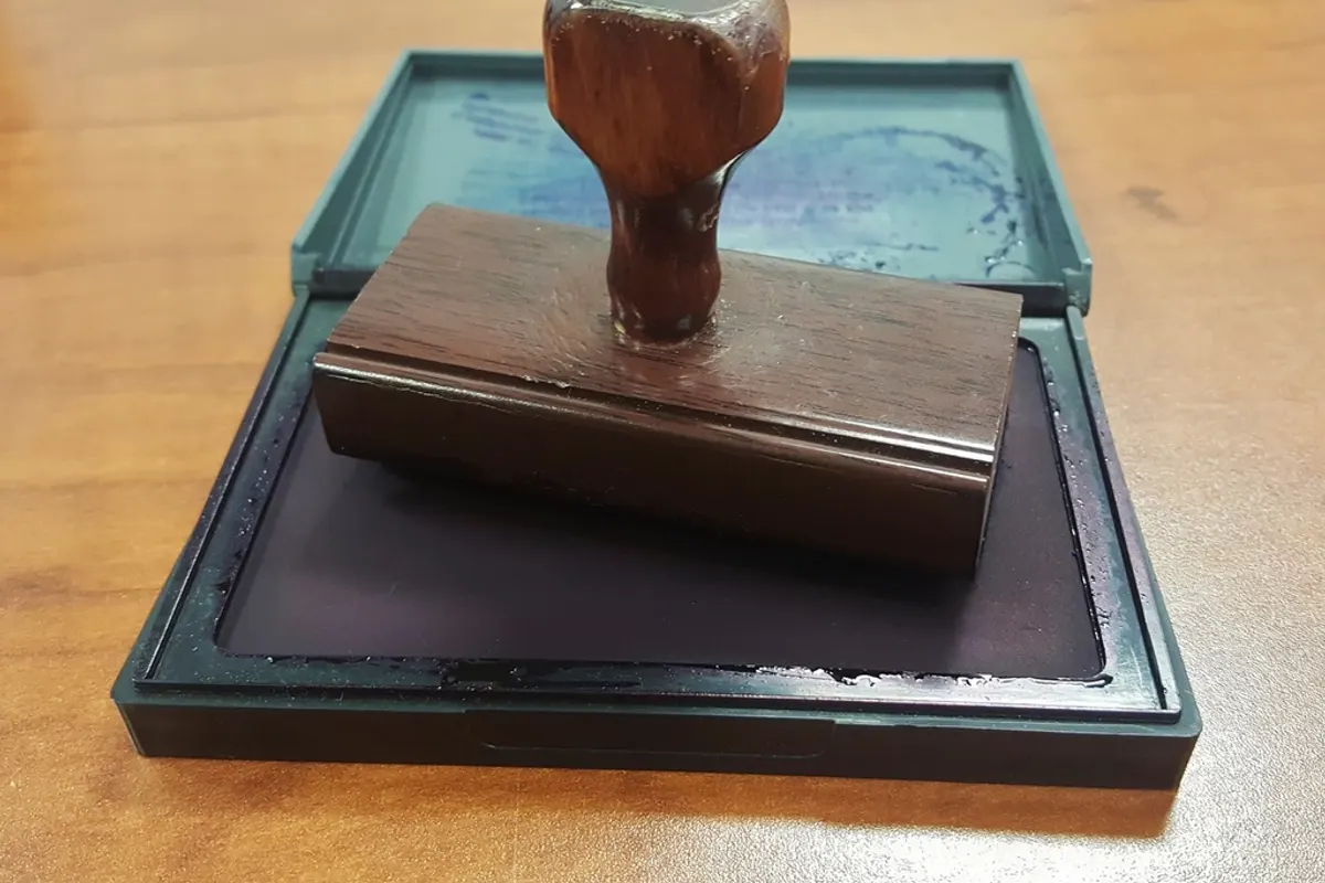 Sello de caucho sobre un tampón de tinta