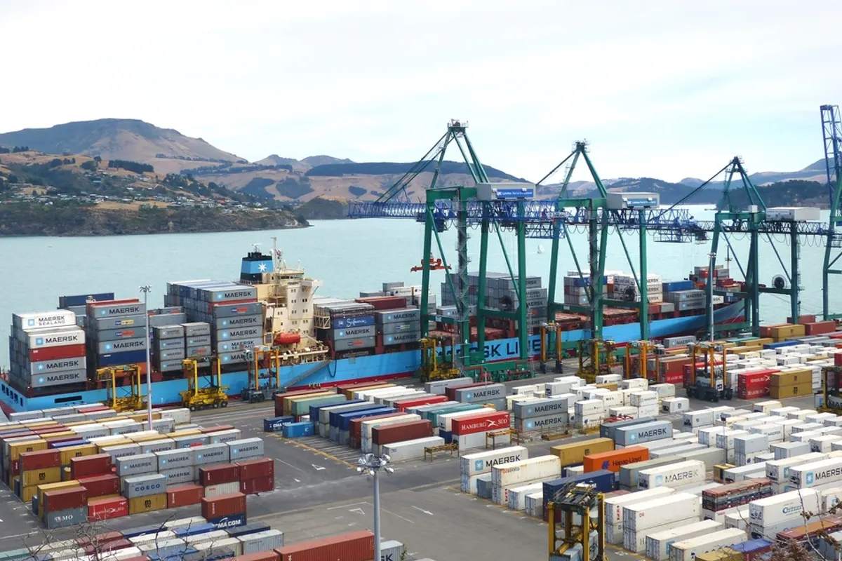 Terminal portuaria con grúas y contenedores