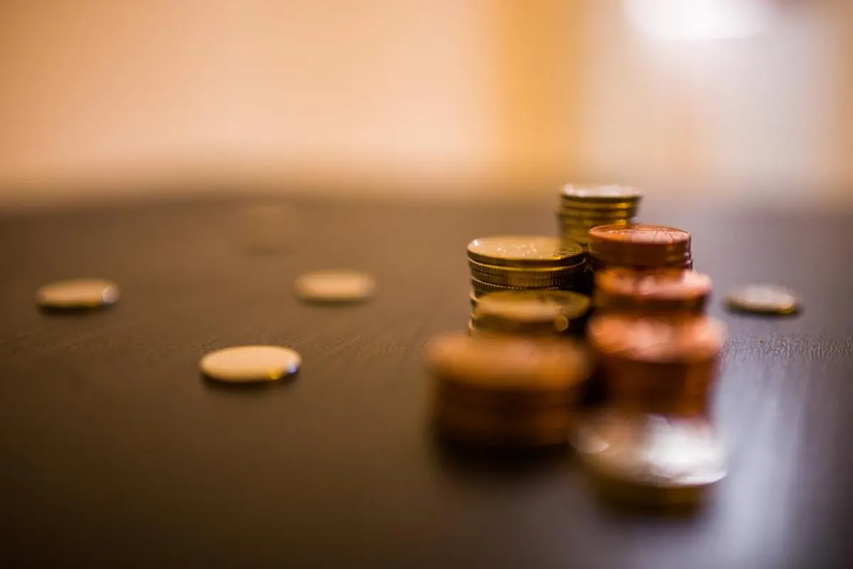 Pilas de monedas sobre una mesa