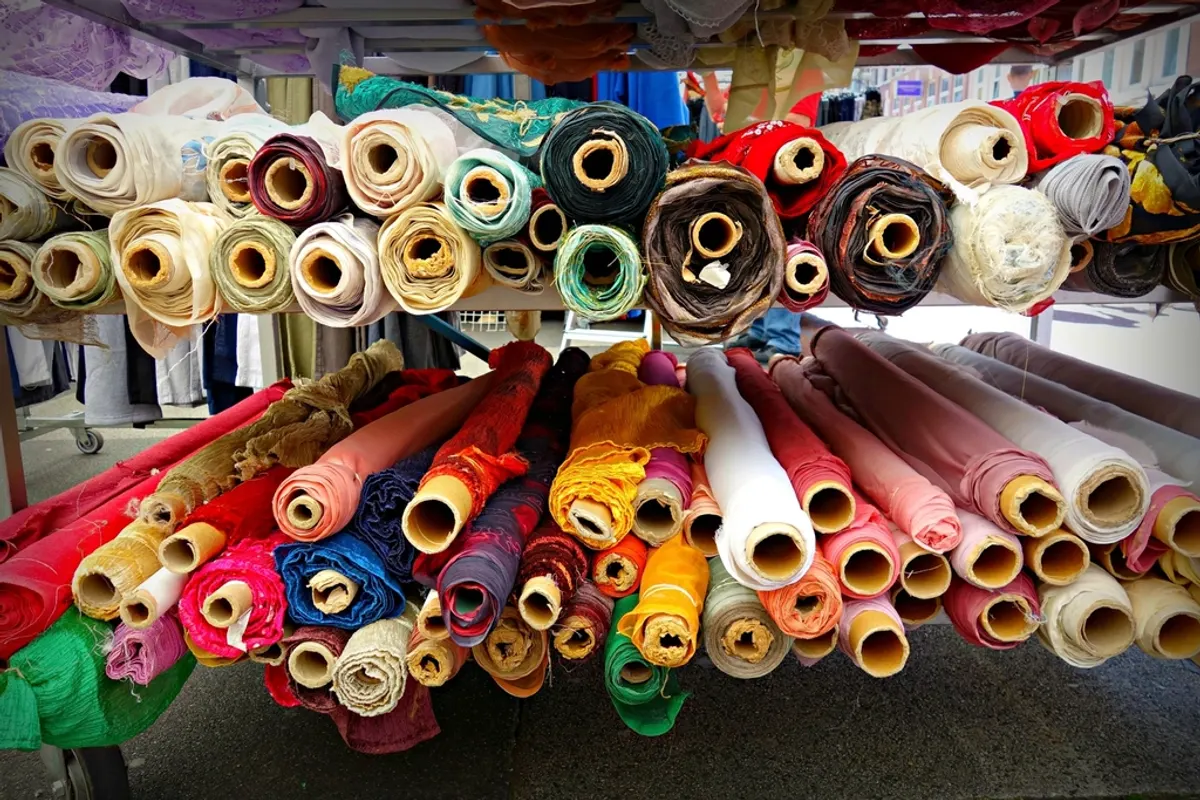 Rollos de tejido de colores en un almacén