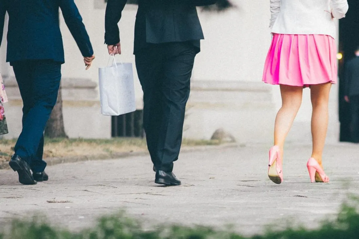 Personas caminando con bolsas de compra