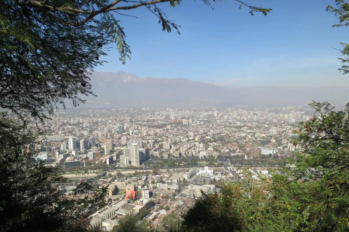 Vista de Santiago de Chile con la cordillera al fondo