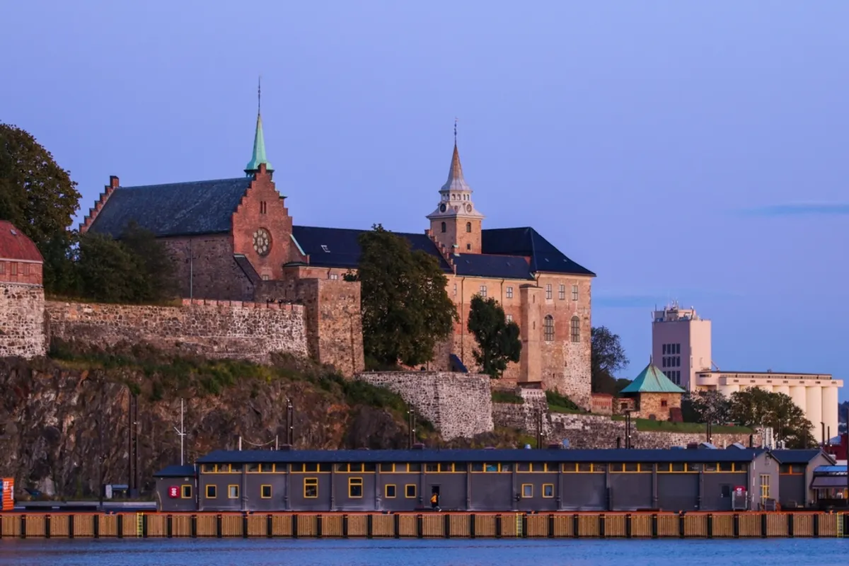 Fortaleza de Akershus en Oslo al atardecer